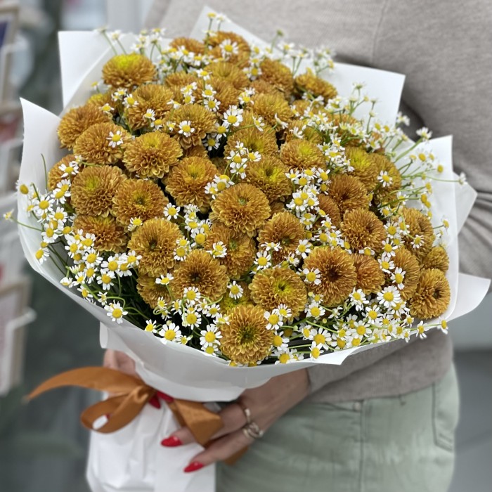 21 оранжевая хризантема Дориа Оранж с ромашкой